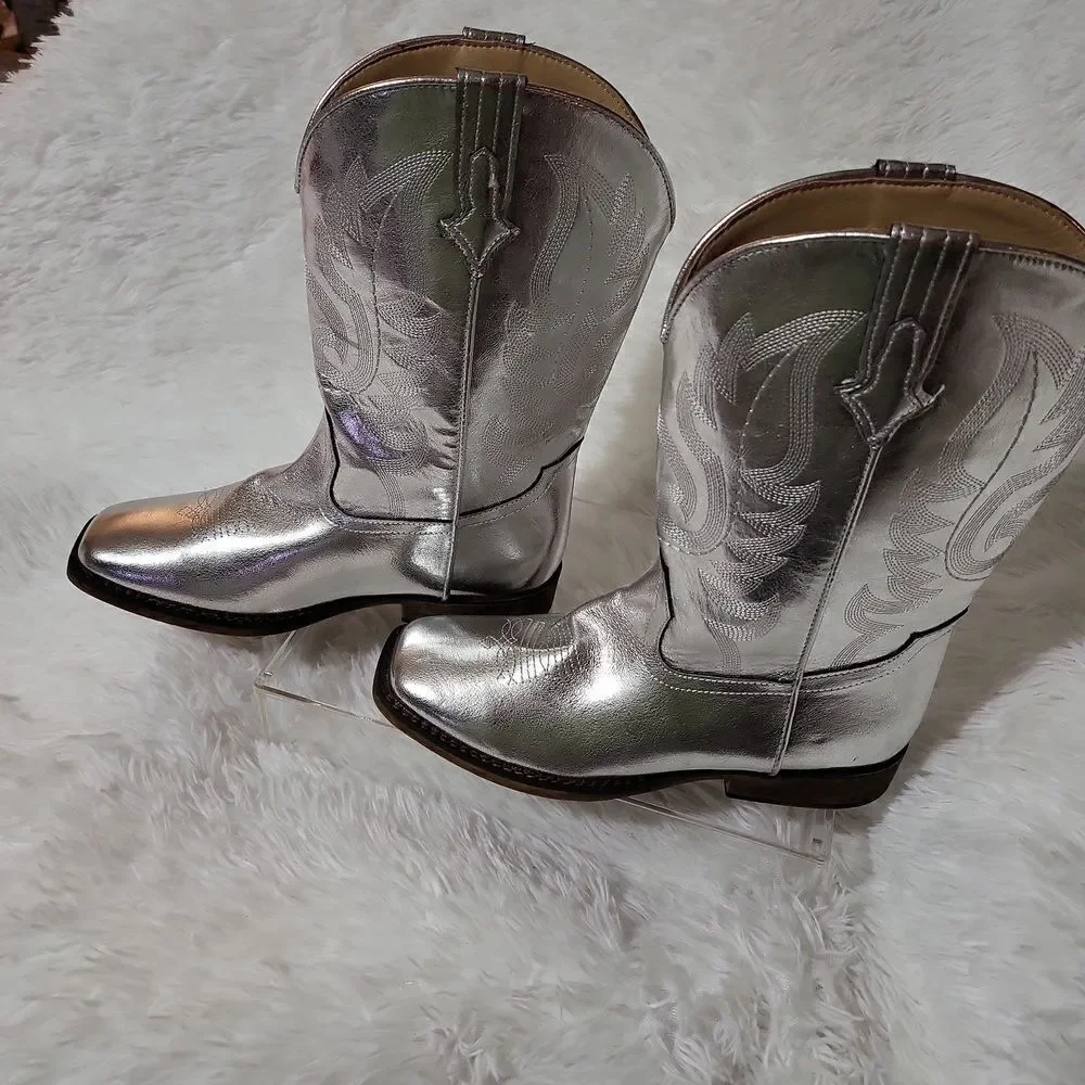NWT SHYANNE SIZE 7 SHINY SILVER BOOTS! VEAGAN LEATHER,GORGEOUS